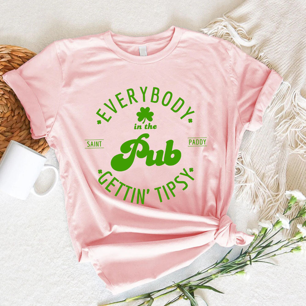 Funny Shirt – Everybody in the Pub Gettin' Tipsy Tee